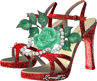 rose verte et collier de perles déposés sur chaussures féminines